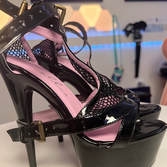 Ellie Shoes - Ellie shoes size 7, 6” heel, black/pink, double ankle strap